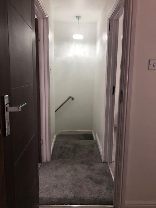 Cosy 3 Bedroom Nec House, Free Wifi, Netflix, Driveway Parking, Sleeps 6, Ideal For Families, Contractors & Corporates, Renovated To High Standard!