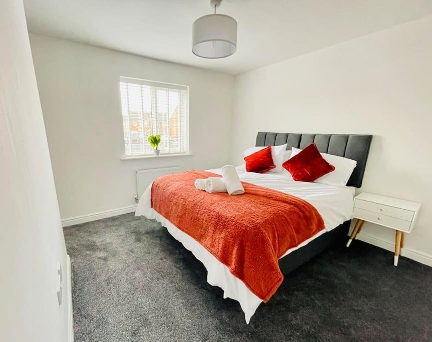 Plantsbrook Place - Luxury 4 Bed House + Parking