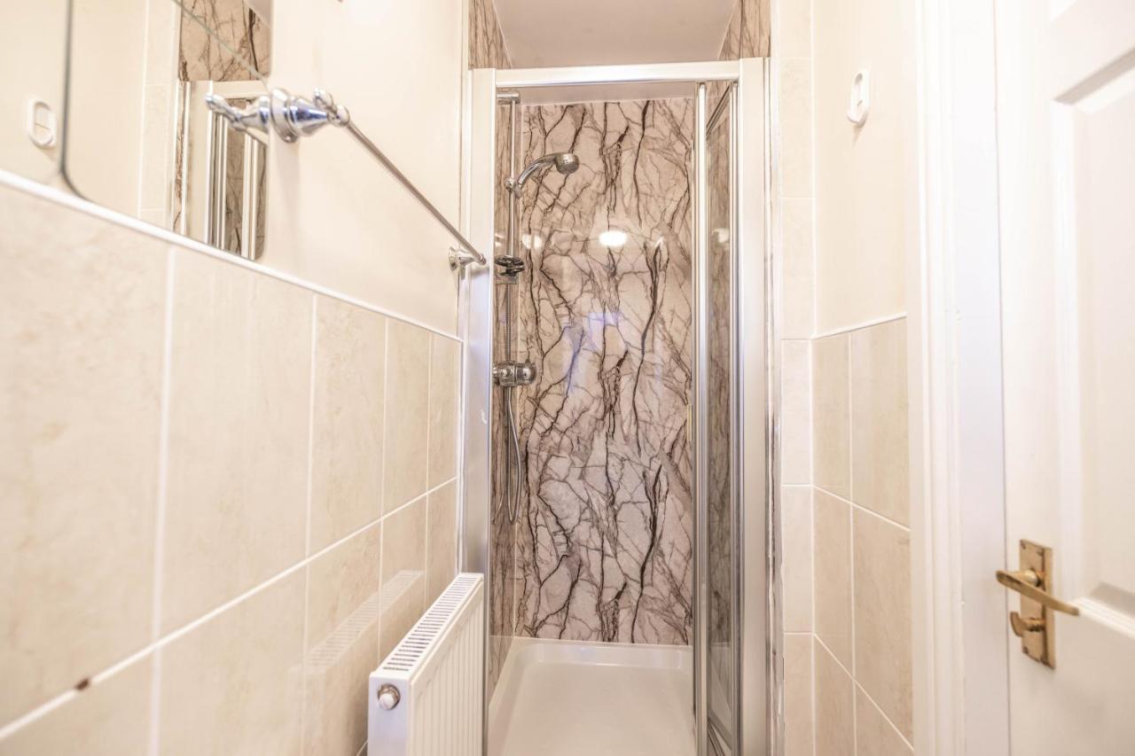 Contractors/large Groups - House Holiday home Birmingham