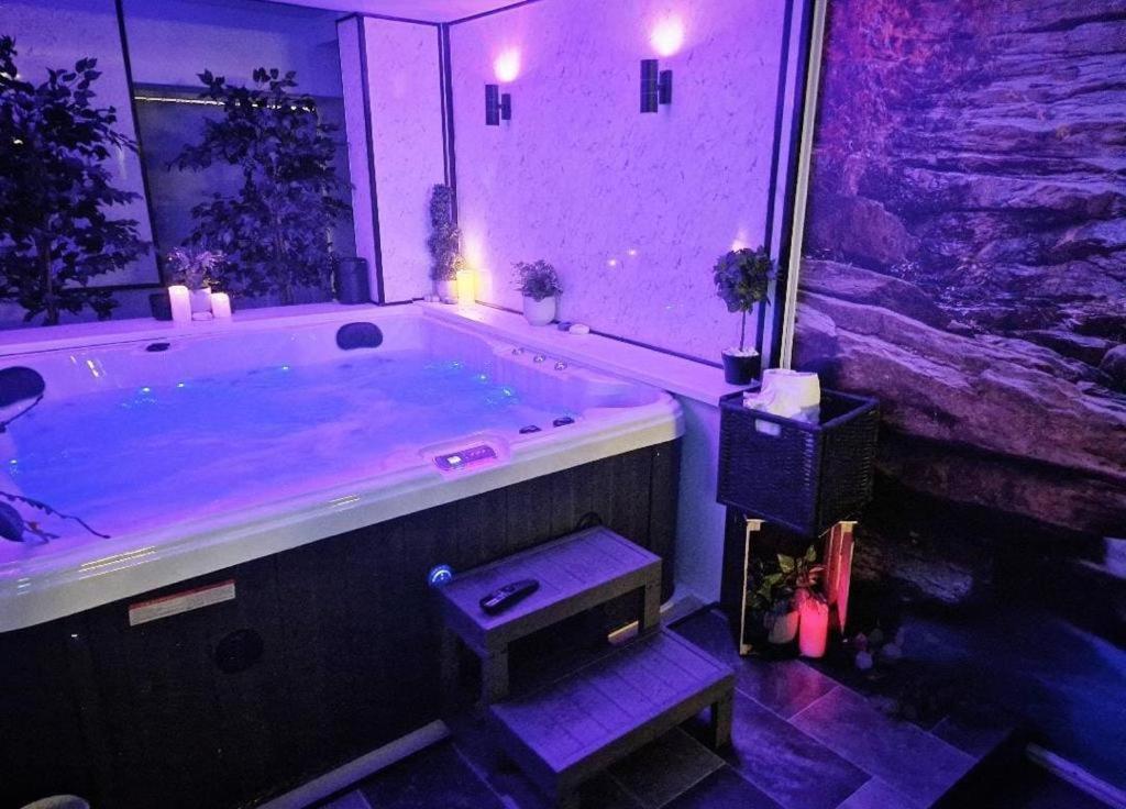 Luxury 9ine Super Beautiful Jacuzzi With Balcony Apartment Birmingham