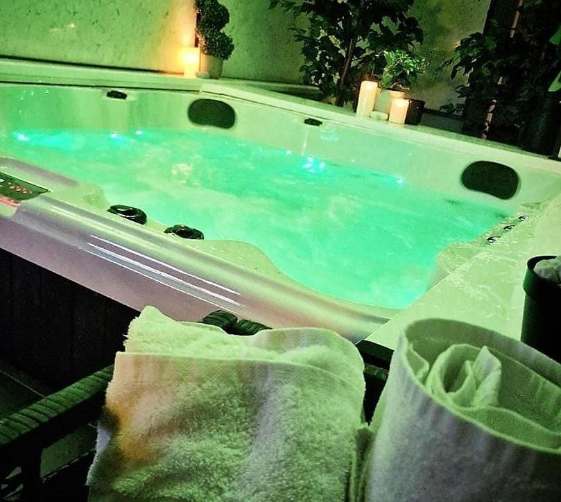 Luxury 9ine Super Beautiful Jacuzzi With Balcony Apartment Birmingham