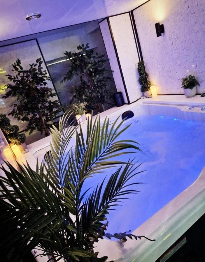 Luxury 9ine Super Beautiful Jacuzzi With Balcony Apartment Birmingham