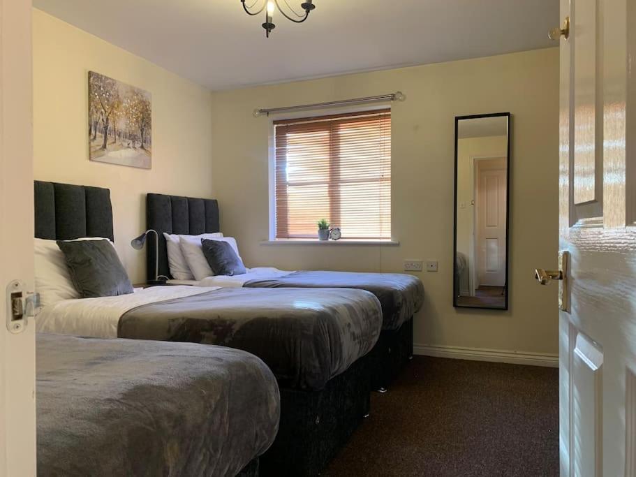 Villa House - 10min To Centre - Sleeps 4 - Parking