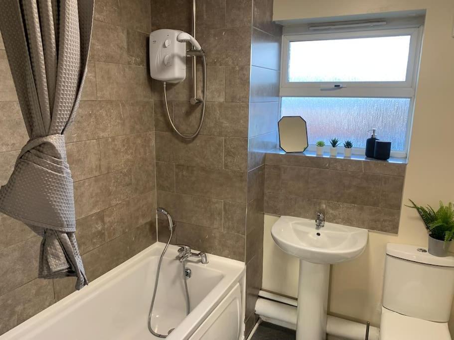 House - 10min To Centre - Sleeps 4 - Parking
