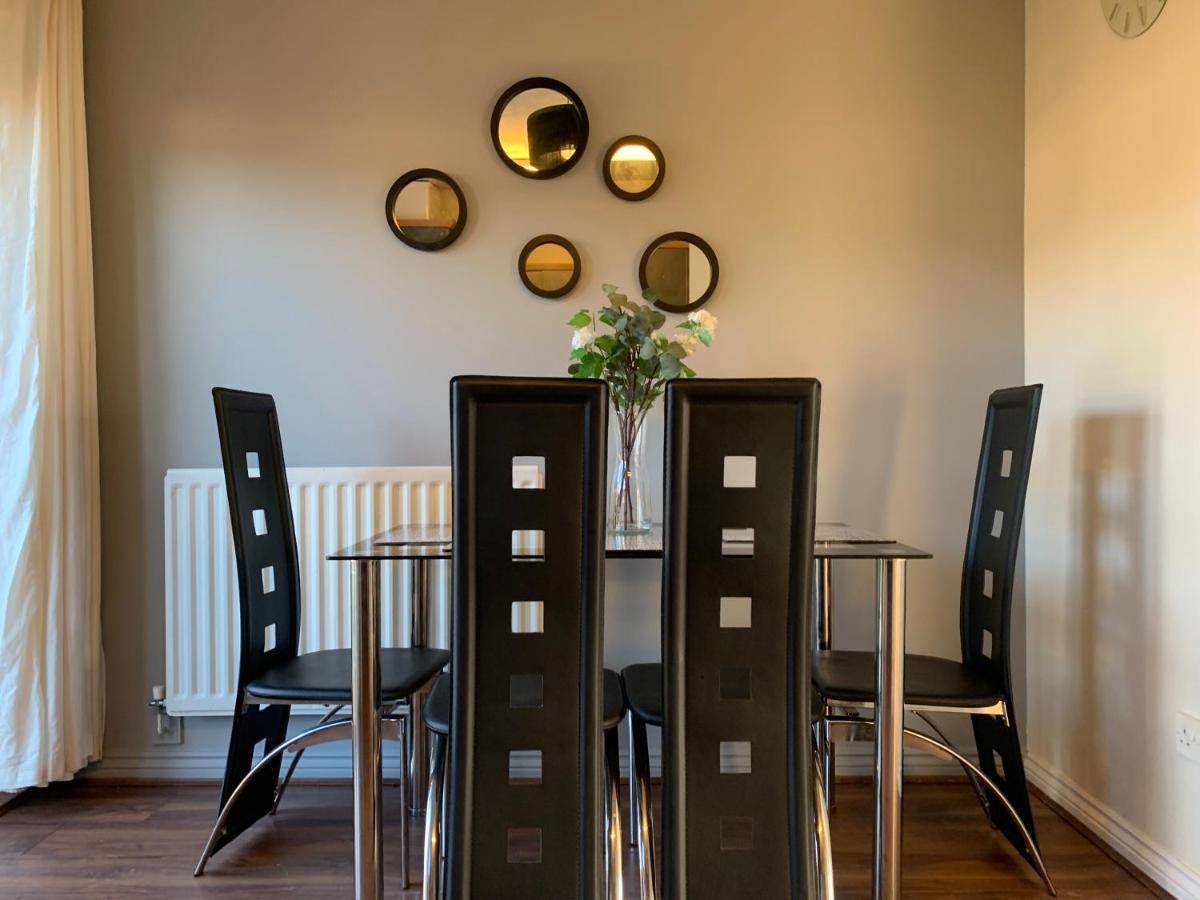 Villa House - 10min To Centre - Sleeps 4 - Parking