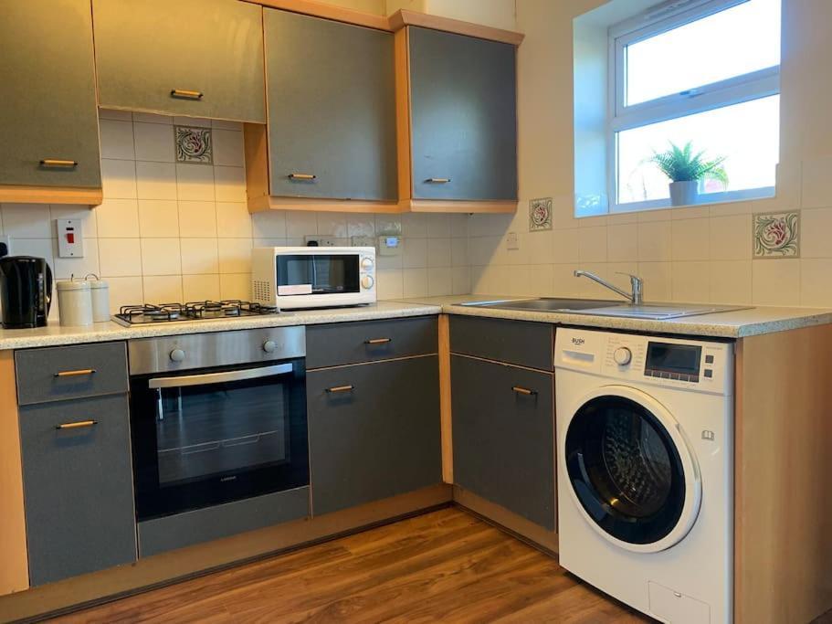 House - 10min To Centre - Sleeps 4 - Parking *