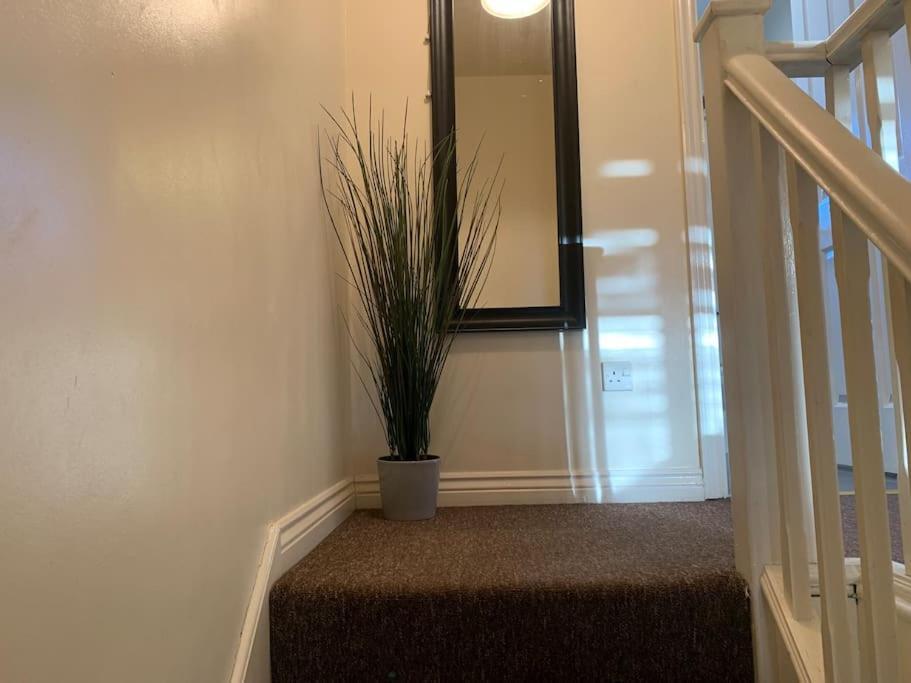 House - 10min To Centre - Sleeps 4 - Parking *