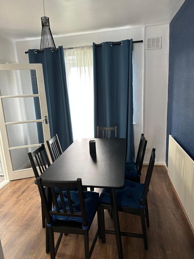 Lovely Spacious 3 Bedrooms House *
