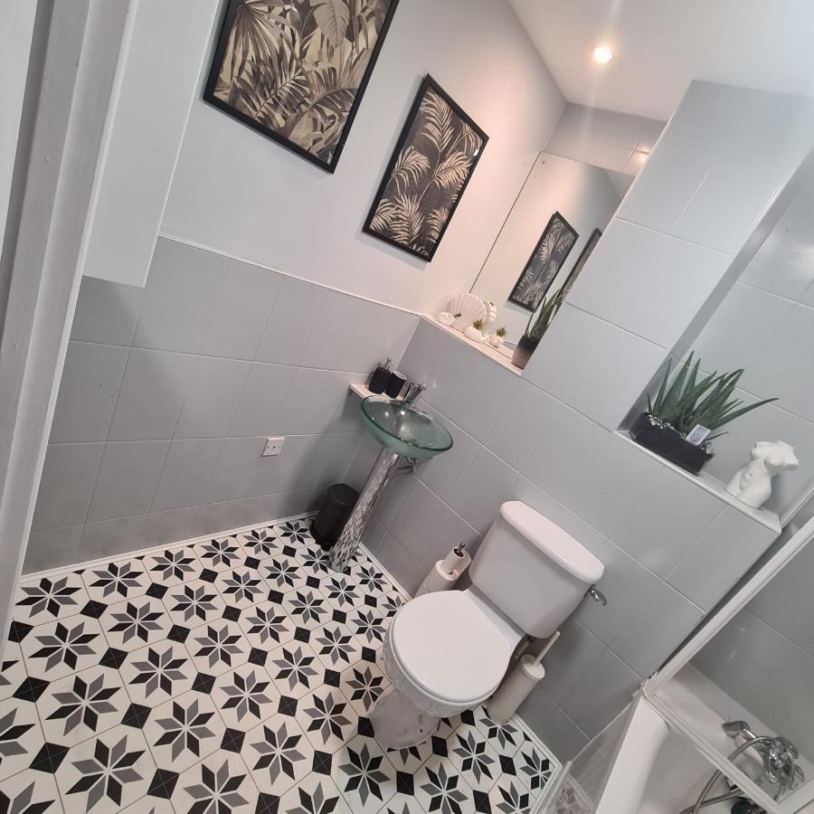Luxury 9ine Super Beautiful Jacuzzi With Balcony Birmingham