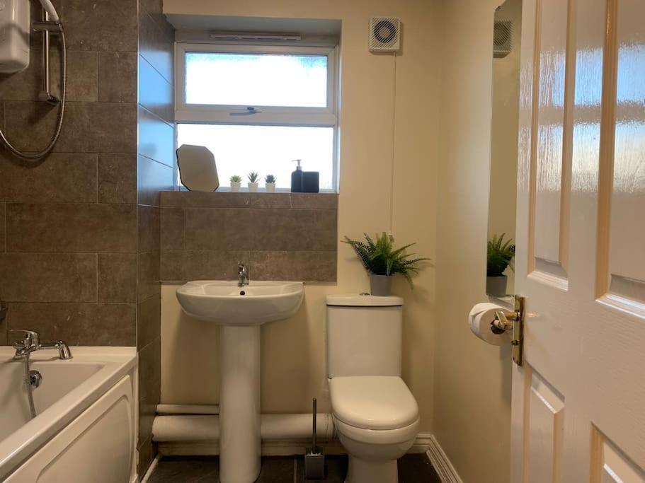 House - 10min To Centre - Sleeps 4 - Parking