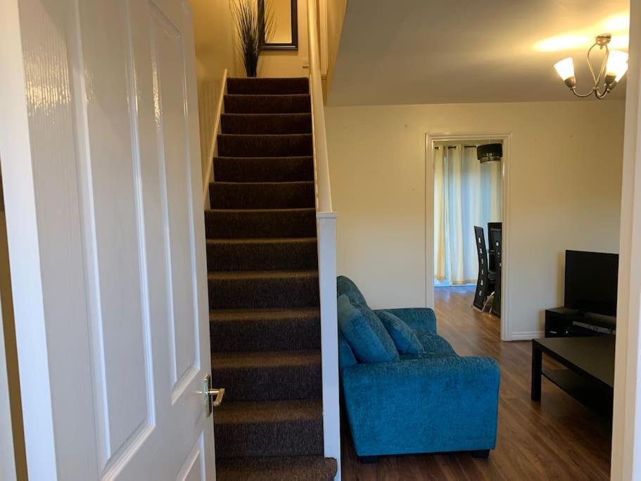 House - 10min To Centre - Sleeps 4 - Parking Villa *