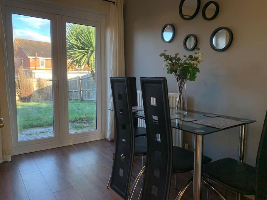 House - 10min To Centre - Sleeps 4 - Parking
