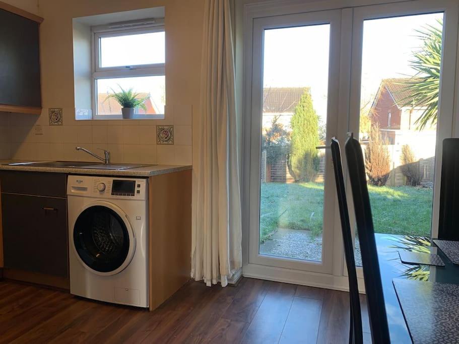 Villa House - 10min To Centre - Sleeps 4 - Parking *