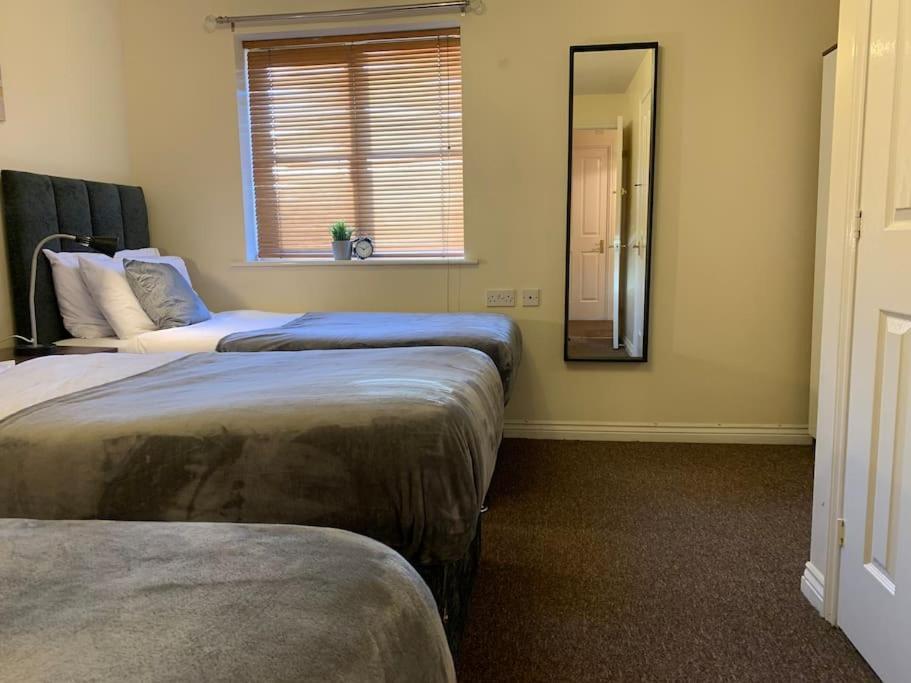 Villa House - 10min To Centre - Sleeps 4 - Parking *