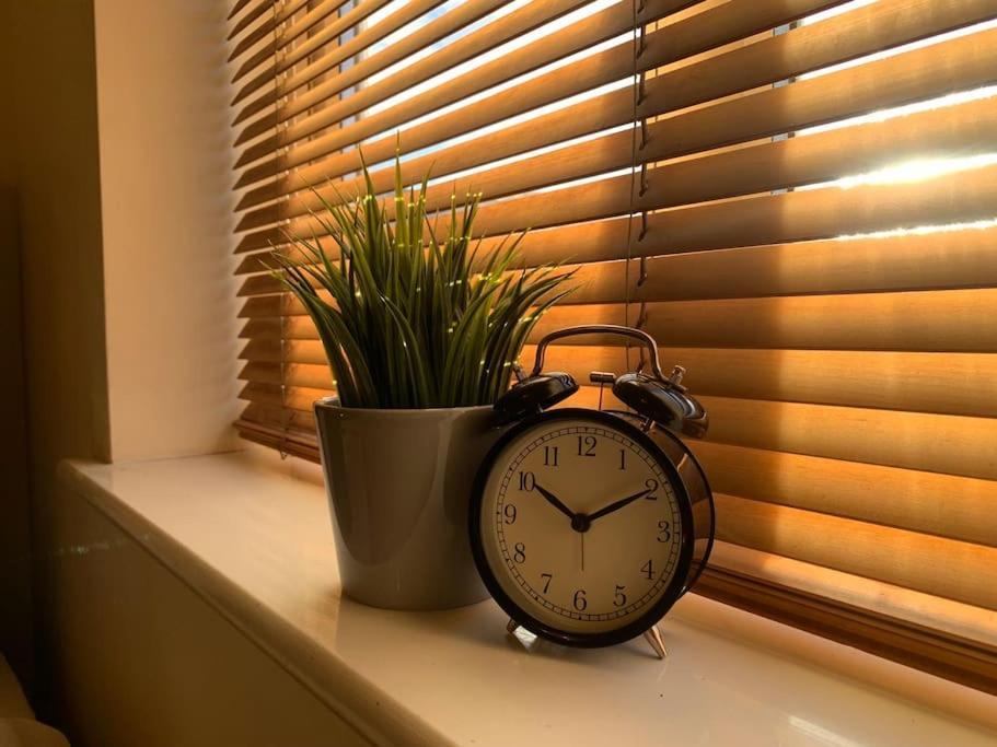 House - 10min To Centre - Sleeps 4 - Parking