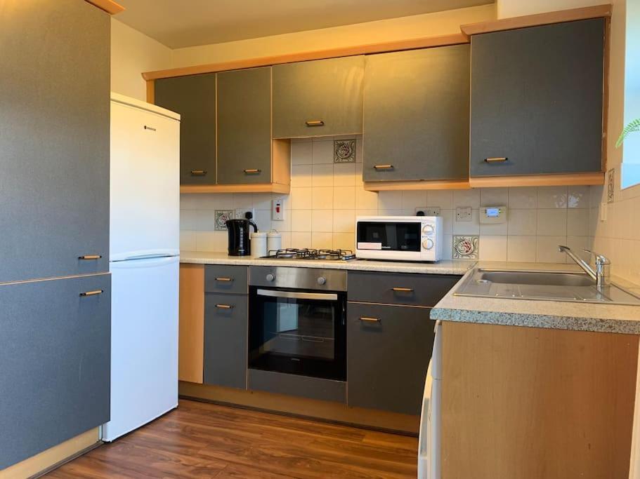 House - 10min To Centre - Sleeps 4 - Parking *