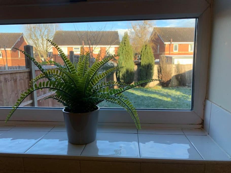 House - 10min To Centre - Sleeps 4 - Parking