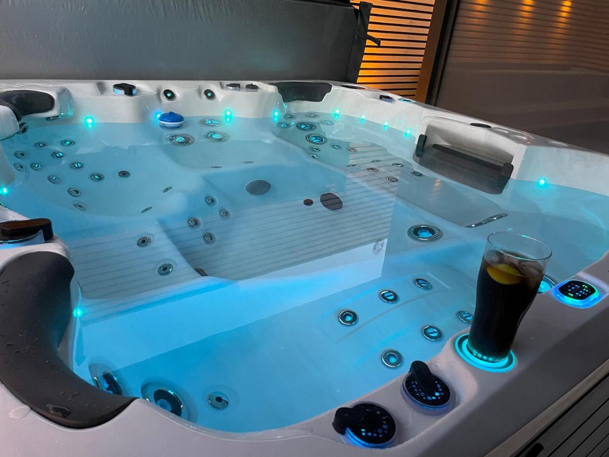 Shared House With Hot Tub Homestay Birmingham