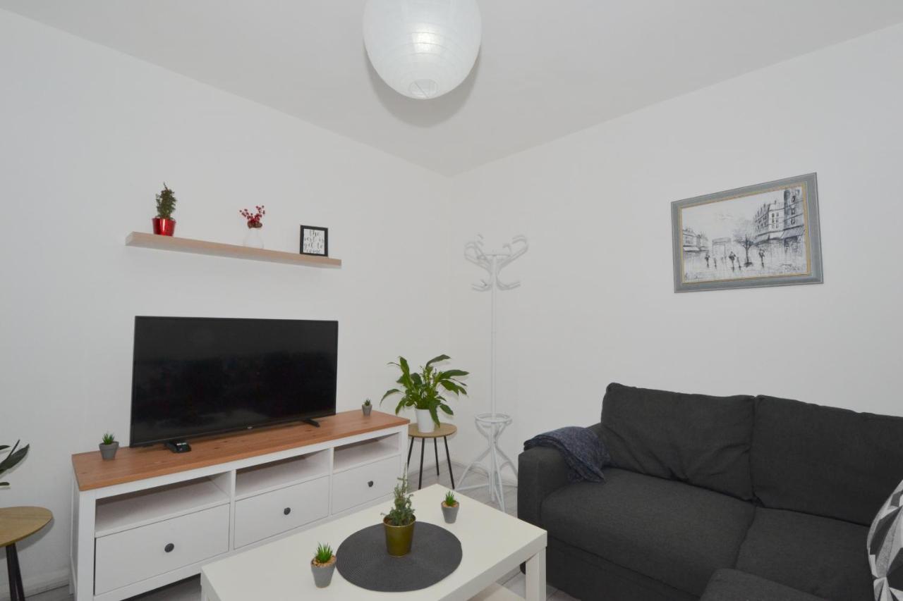 Holiday home Entire 4-bed House & Parking, Steps From Icc & Utilita Arena & Broad Street Birmingham