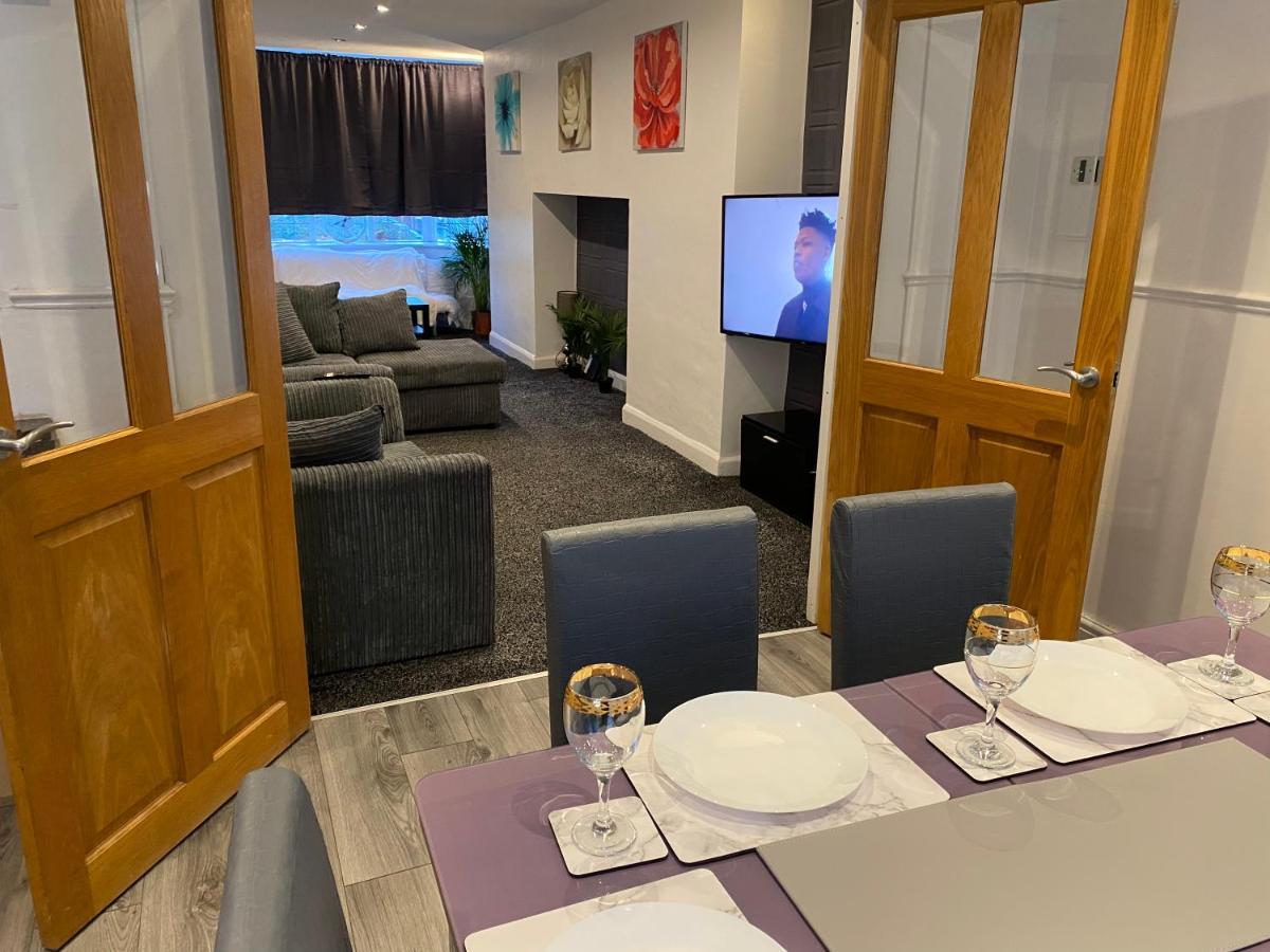 Spacious 3 Bed House, Sleeps 7 People - Apartment Birmingham