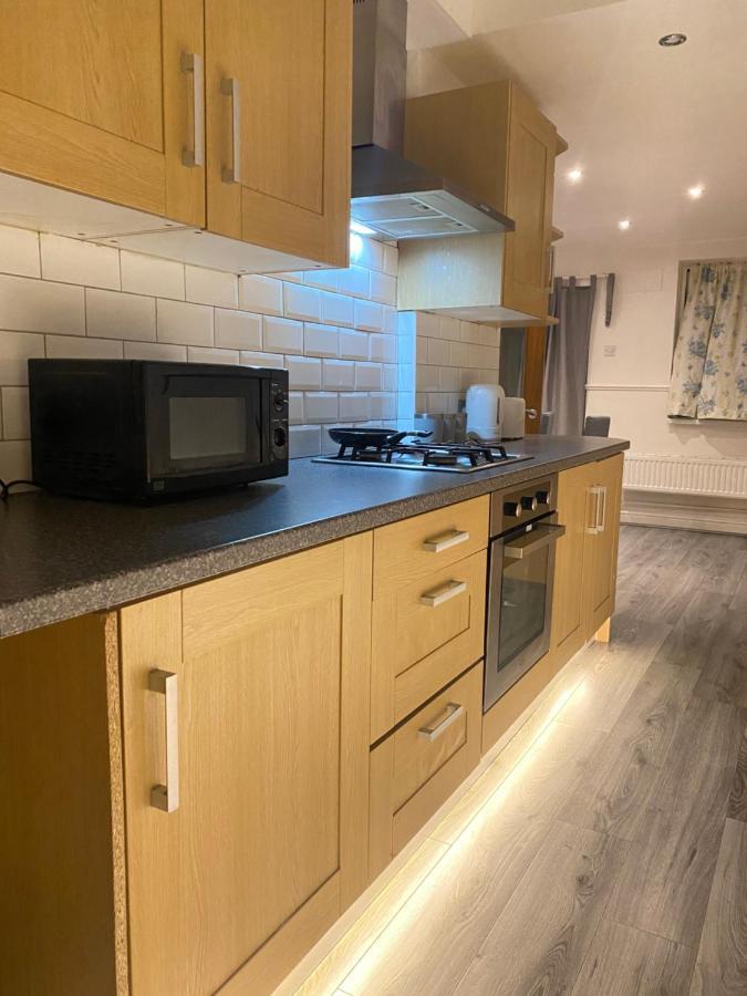 Spacious 3 Bed House, Sleeps 7 People - Apartment *