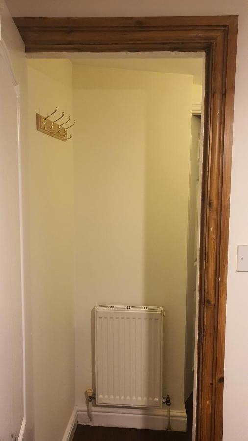 Spacious 2 Bedroom In Apartment *