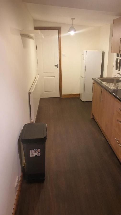 Spacious 2 Bedroom In Apartment