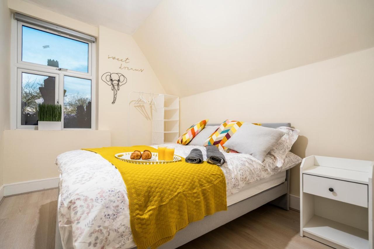 Apartment Deluxe 2-bedroom Flat With Free Parking
