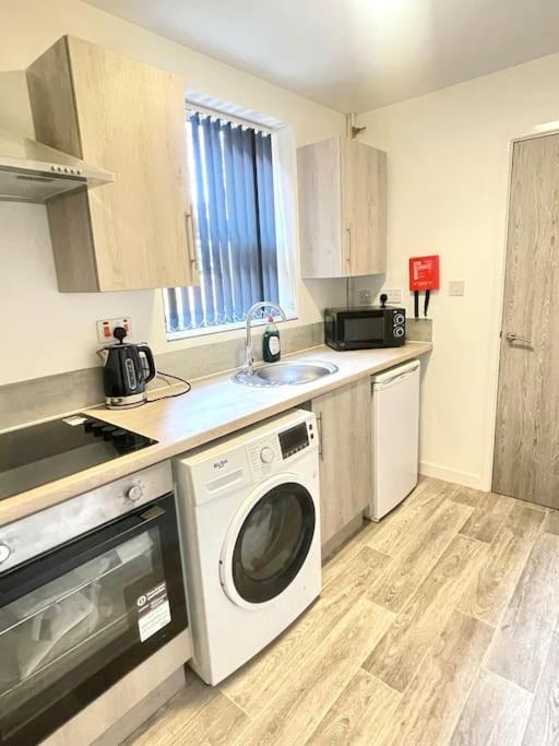 2.superb Serviced - Free On Road Parking Apartment *