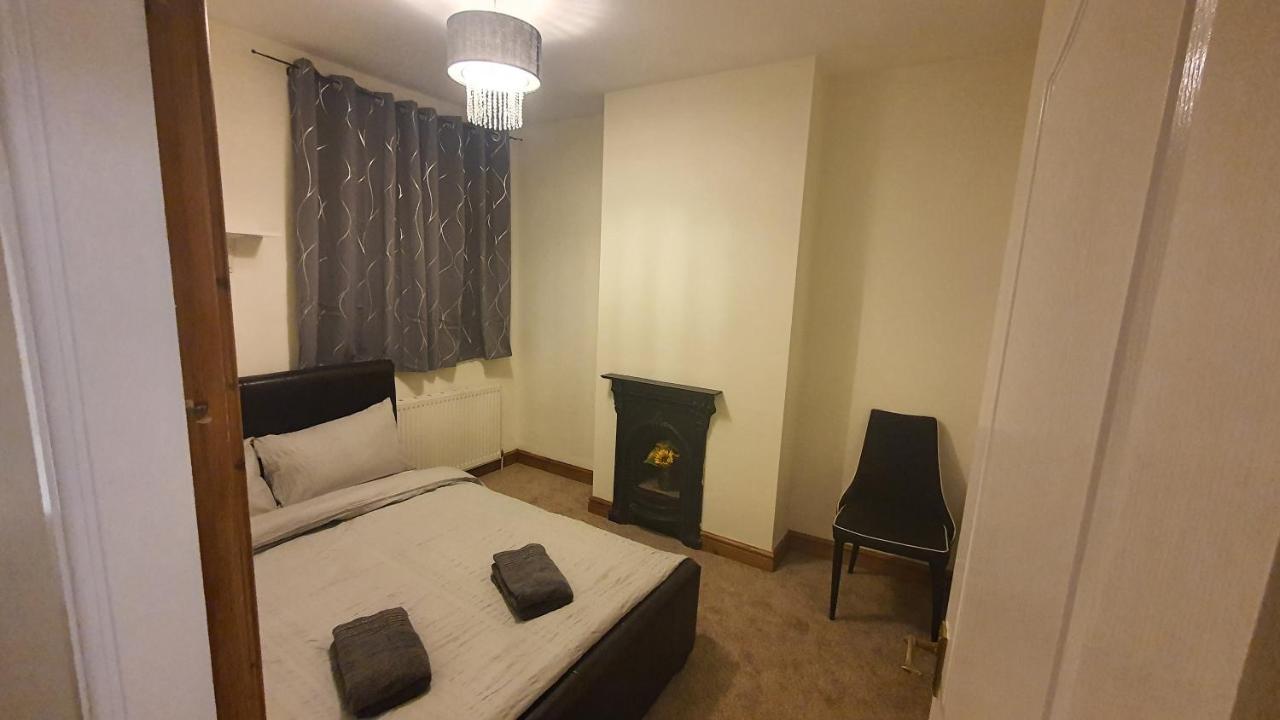 Spacious 2 Bedroom In Apartment