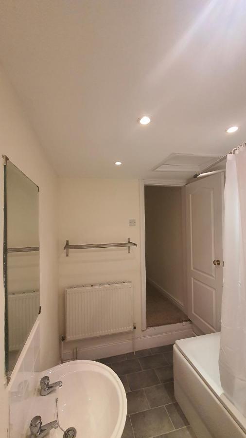 Spacious 2 Bedroom In Apartment