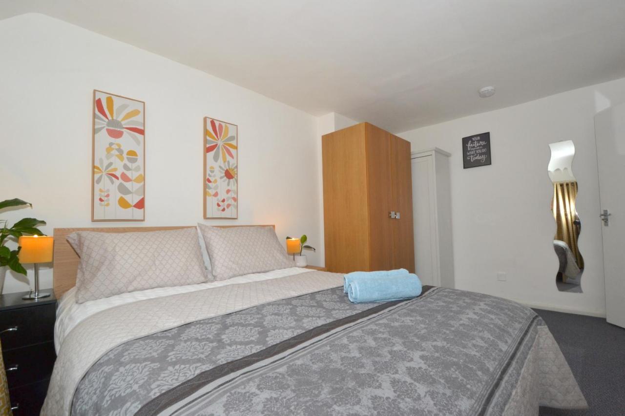 Holiday home Entire 4-bed House & Parking, Steps From Icc & Utilita Arena & Broad Street