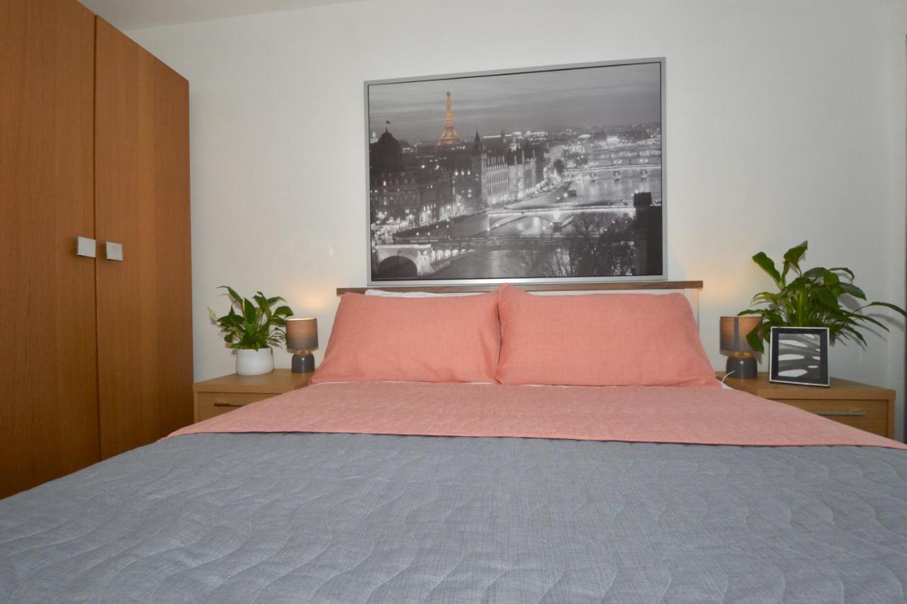 Entire 4-bed House & Parking, Steps From Icc & Utilita Arena & Broad Street Birmingham