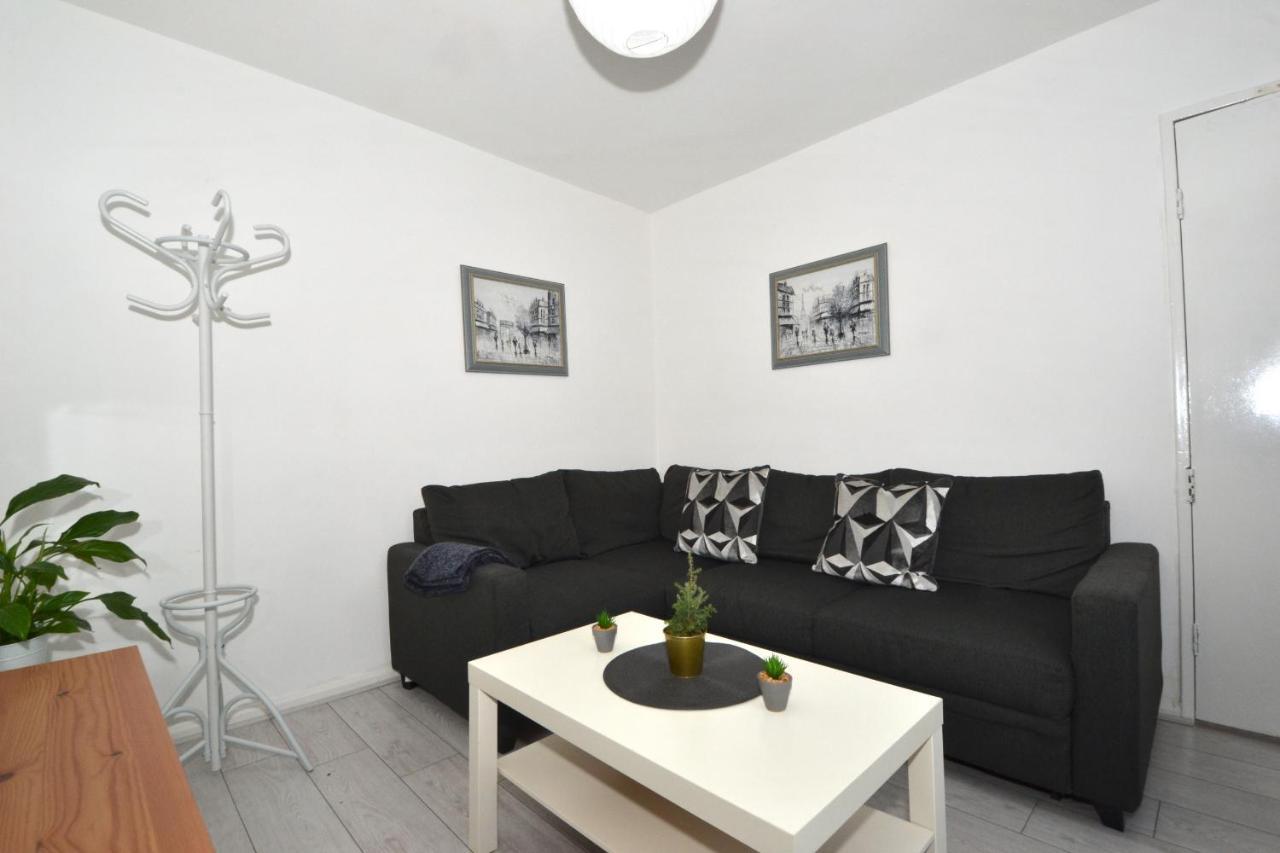 Entire 4-bed House & Parking, Steps From Icc & Utilita Arena & Broad Street * Birmingham