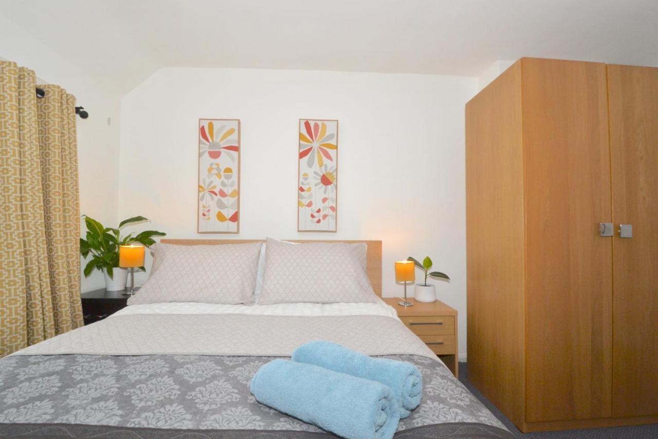 Holiday home Entire 4-bed House & Parking, Steps From Icc & Utilita Arena & Broad Street *