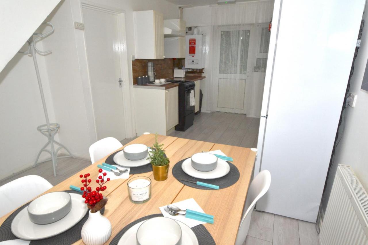 Entire 4-bed House & Parking, Steps From Icc & Utilita Arena & Broad Street * Birmingham