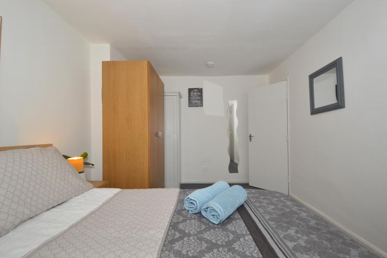 Entire 4-bed House & Parking, Steps From Icc & Utilita Arena & Broad Street * Birmingham