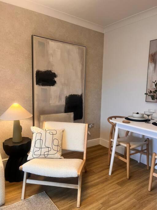 Apartment 73 Broadway Plaza *