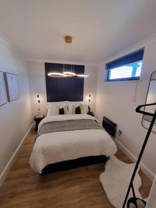 Apartment 73 Broadway Plaza