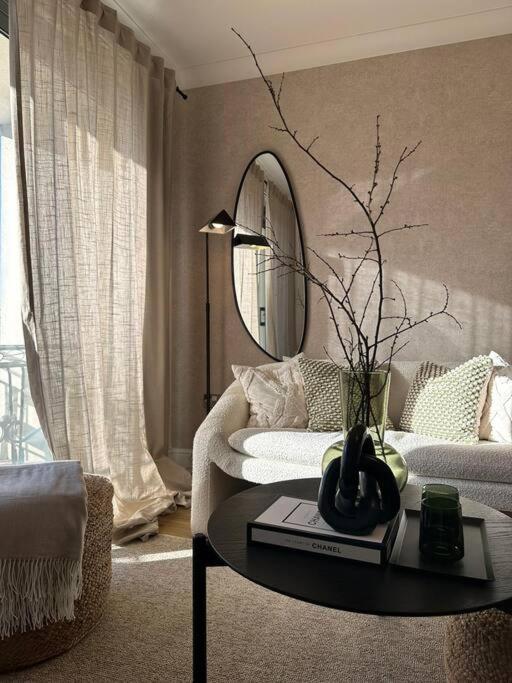 Apartment 73 Broadway Plaza *
