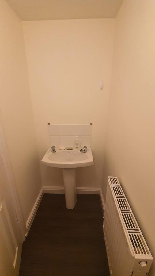 Spacious 2 Bedroom In Apartment *
