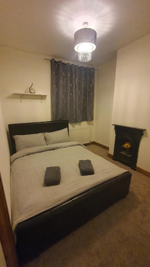 Spacious 2 Bedroom In Apartment *