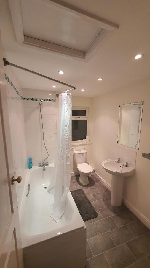 Spacious 2 Bedroom In Apartment *