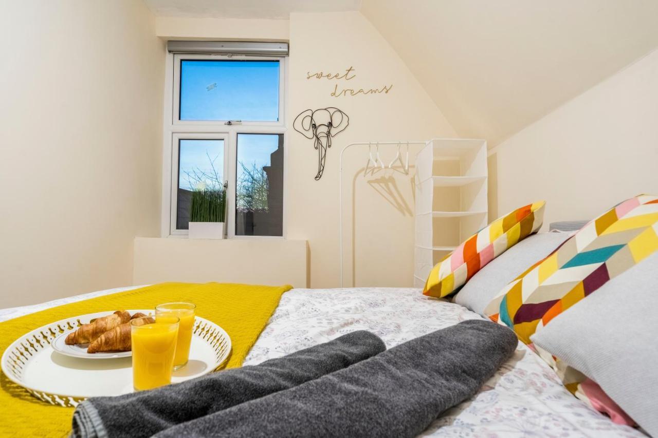 Apartment Deluxe 2-bedroom Flat With Free Parking *