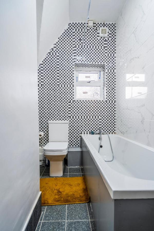 Apartment Deluxe 2-bedroom Flat With Free Parking *