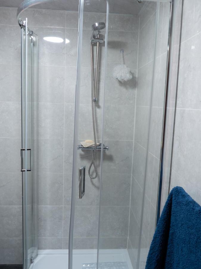 Convenient 3br Close To Qe Hospital & University Of *