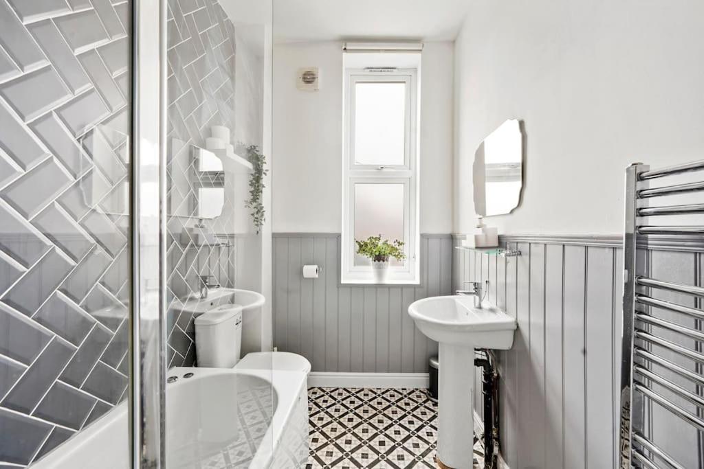 Flat 3-stylish 2 Bedroom Apartment. Apartment *
