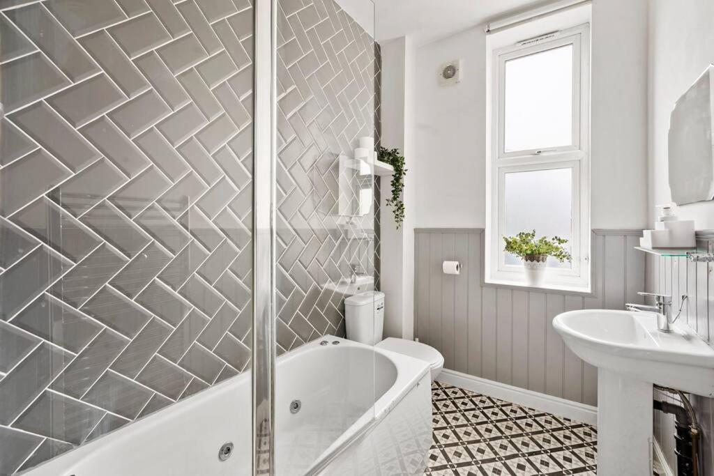Flat 3-stylish 2 Bedroom Apartment. Apartment *