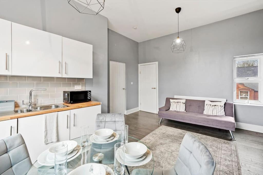 Flat 3-stylish 2 Bedroom Apartment. * Birmingham