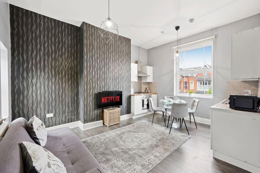 Flat 3-stylish 2 Bedroom Apartment. * Birmingham